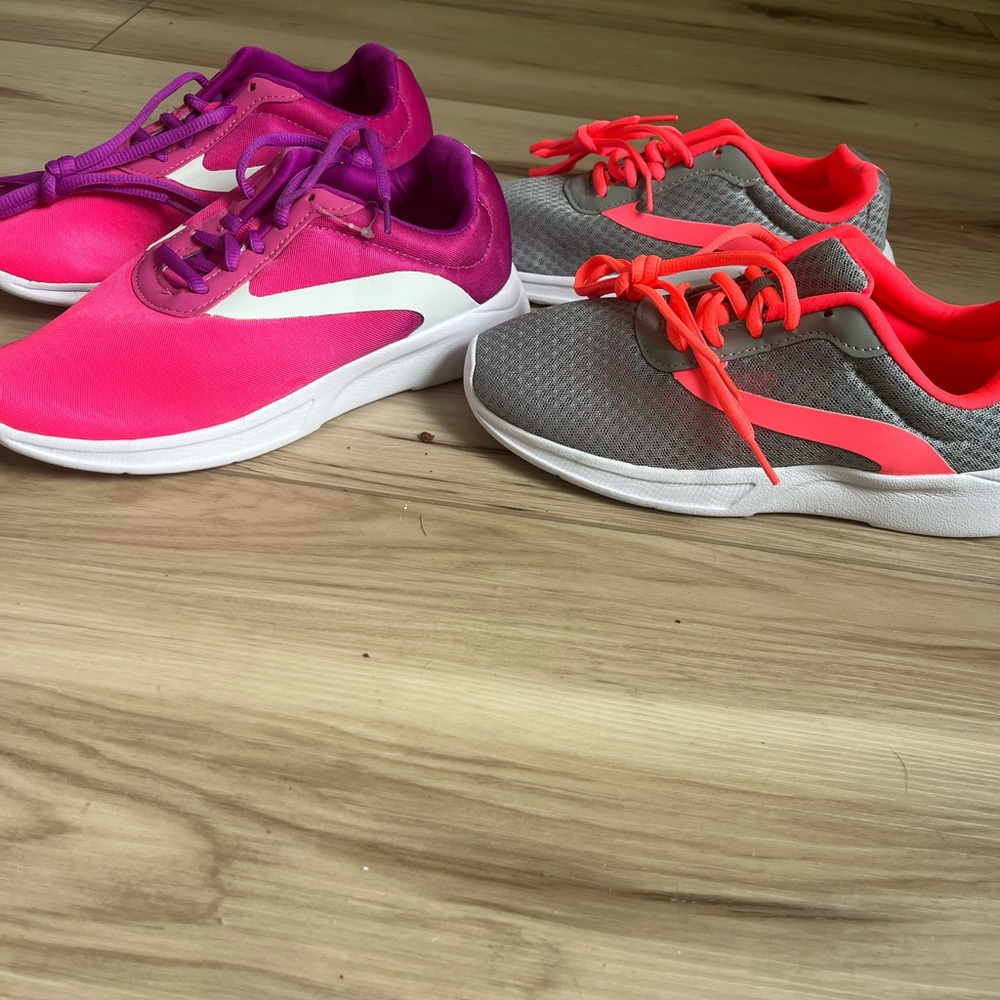 Girl new shoes size 4